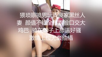 卡哇伊粉嫩蜜桃臀美少女居家自慰，撩起短裙翘屁股扭动，震动棒抽插粉穴近距离特写，大屁股骑乘抽插非常诱惑