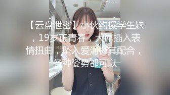  舔逼 看看人家男友这逼舔功夫 嘴舌头手指并用 把女友骚的不行 得好好学学