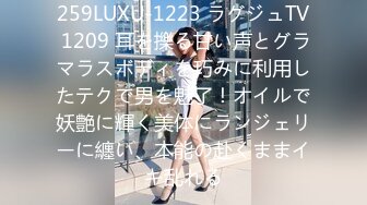 路边公厕偷拍4美女嘘嘘被其中一位眼尖的少妇发现了