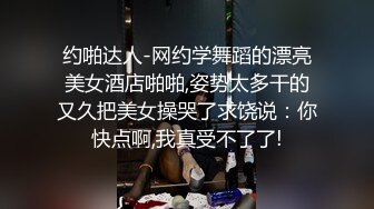 发骚的无毛大淫逼，全程露脸的贵妇诱惑狼友，掰着逼逼对着镜头自慰呻吟，淫水多多浪叫不断，精彩不要错过