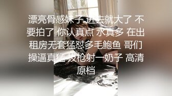 满背纹身吊带长裙！性感少女激情自慰！无毛极品肥穴，地上假屌骑坐