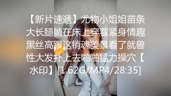 破解监控偷拍 小骚货大白天的拉上窗帘 看小黄片抠小骚B