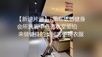 【新片速遞】红衣骚男酒店约操极品骚女 ，说话温柔一脸淫荡 ，主动抓起手指吸吮 ，扒开小逼给你舔 ，太爽叫的很大声 ，后入爆插