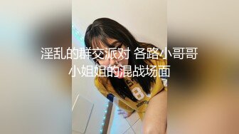 约两个巨乳妹子玩嗨了就顺便裸泳一下