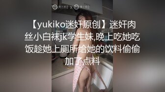 高颜值20岁，活力美少女，掏出大奶子揉捏，圆润大肥臀脱下内裤