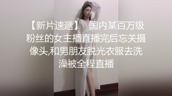 地铁上玩手机的妹子憋坏了一下车就找厕所