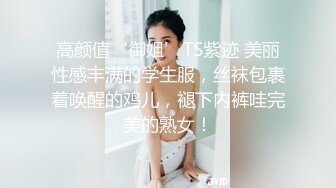 和白嫩的前妻在家里造爱，地上草到床上，抱起来干完整版。