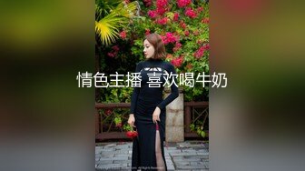 黑丝熟女阿姨偷情 边操边跟闺蜜语音聊天 屁眼塞着肛塞 被无套猛怼稀毛鲍鱼肥 强忍着不叫出来