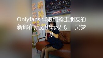 哺乳期的小奶妈，一个人在家带孩子直播赚外快，全程露脸边挤奶边拿道具抽插无毛逼，淫水很多听狼友指挥刺激