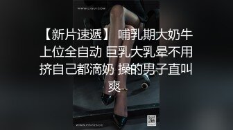 洗澡时间，在偷偷玩小玩具 被爸爸发现啦 粗暴冲进来