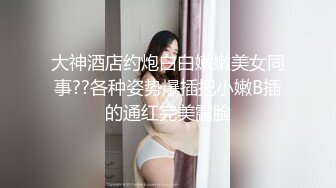 办公室里的闷骚姐姐，颜值不错气质很棒，上着班跟狼友互动撩骚，褪下丝袜漏出骚穴玩跳蛋，揉捏骚奶子真刺激