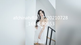 8月新流出山顶公园路边公厕偷拍❤️美女尿尿红衣少妇半蹲尿逼长得还可以