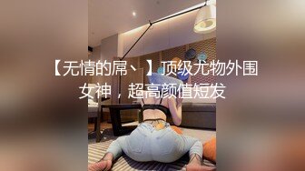 清純天真爛漫眼鏡文藝女婊，墻上掛著自己藝術寫真照，很反差