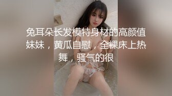 男友陪同可爱眼镜女友来试穿婚纱，帮着忙和店员一起为准老婆服务，看着这老婆的小荷包蛋 嫩想吃一口！