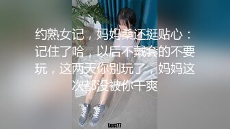 一边舔鸡巴，一边给老公打电话