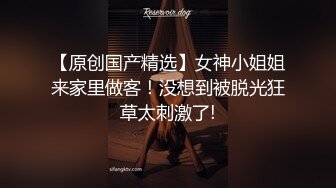 苗条妹子黑色的小裙子，大奶完美的身材，后入很有视觉效果