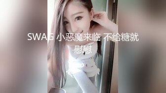 白毛女友穿白丝，爱在镜头前比耶