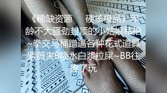 宿舍管理员学生宿舍浴室偷窥两个眼镜学妹洗澡红内裤妹子胸真大一个手都抓不住