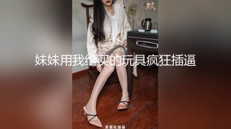  中年大叔忽悠美女顾客做特殊服务，全身按摩撩骚忽悠顾客揉奶玩逼，按摩床上爆草抽插