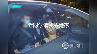 黑丝淫妻护士情趣黑丝诱惑，给大哥口交大鸡巴压在身下爆草抽插，让大哥冲逼里尿尿洗逼，玩的有点变态啊刺激