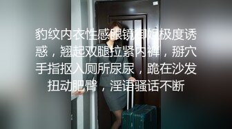 【鸭总侦探】高价网约车模小姐姐，魔鬼身材温柔配合，沙发掰穴粉嫩鲍鱼清晰可见 2