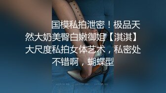 很有气质的小少妇，深夜发骚性感的睡衣，跟狼友撩骚互动听指挥揉奶玩逼展示，撅着屁股掰开求干，淫声荡语