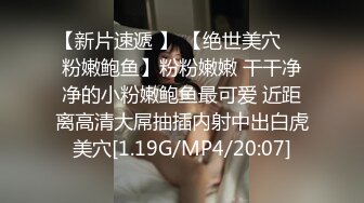 极品出租屋厕拍系列元气眼镜少女玩着手机上厕所 尿完吊钟奶阿姨带个小红盆来冲逼洗澡