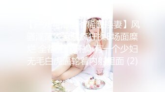 风衣牛仔裤美少妇