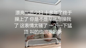  两个骚女调教贱男，舔屌吃口水喝尿，肉丝美腿足交，骑在脸上舔逼