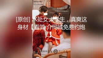 黑丝露脸短发风骚少妇用小嘴伺候大哥鸡巴，全程露脸深喉草嘴，电动道具抽插骚穴，听狼友指挥