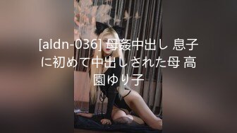 漂亮小骚妇过来找我玩,把她摁在床上，女：你别弄一会她回来了，男：回来就回来呗~来嘛来嘛！！