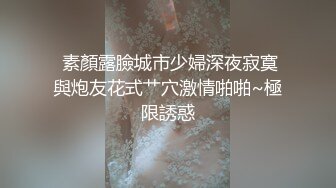 冒死偷拍年轻小夫妻一起洗澡 一边洗一边干