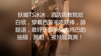 少妇给小宝宝喂奶 小家伙可真皮 吃一只还要玩一只