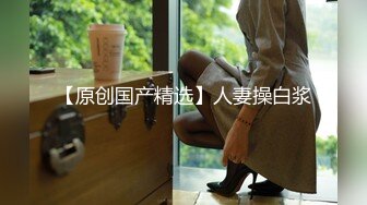 穿着衣服跪在床上被干