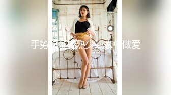 剛生完寶寶的爆乳美嬌妻和老公婚床上啪啪,床頭墻上還掛著結婚照