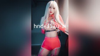 在你要求 早川夏美穿上她可爱的学校泳装 cosplay 后，她会过来坐在你的阴茎上。