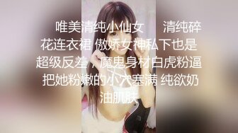 物业管理保安上门收管理费强干正在直播的制服女主播