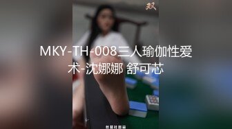 破解网络摄像头偷拍在商铺留宿的夫妻看小电影热身性起了就拔下媳妇的内裤来一炮