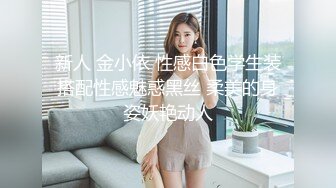 丰满肥女坦克妹,说自己挺喜欢在上面动的,动起来床铺咯吱咯吱响,真怕塌了