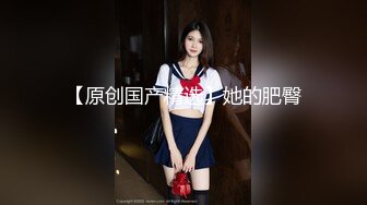  熟女阿姨偷情老外 又舔又亲 被无套输出 完事还送阿姨一条裙子 非常开心